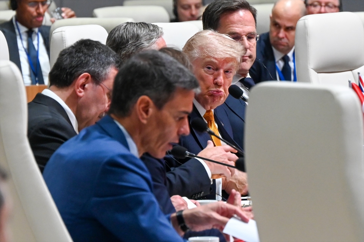 El presidente de EEUU, Donald Trump, mira a su homólogo español, Pedro Sánchez, durante la sesión de trabajo de la OTAN.