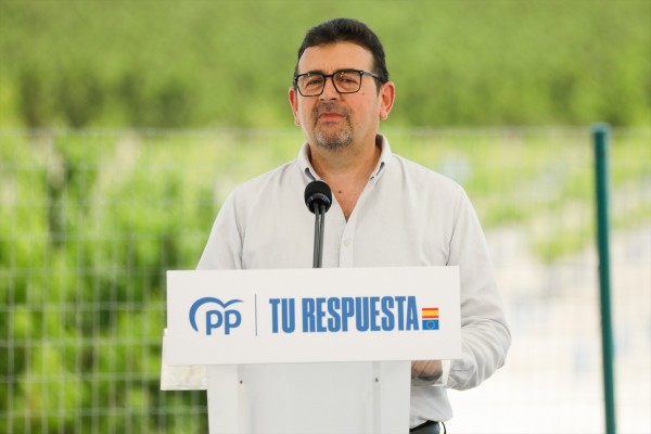 El PP condena la agresión al alcalde de Cieza tras el 'botellazo' y exige una disculpa pública