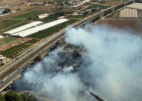 Los bomberos y el helicóptero se movilizan por dos incendios simultáneos en la AP-7 a su paso por San Javier y San Pedro