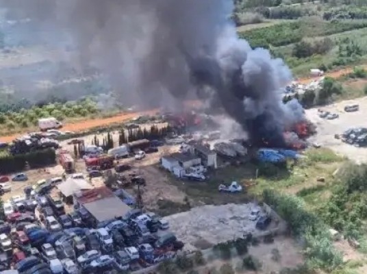 El incendio de un desguace en El Verger obliga a confinar a los vecinos durante unas horas