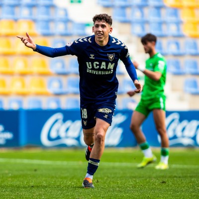 El UCAM CF renueva a Luque, recupera al inglés Booker y ficha a Andreu Guiu 