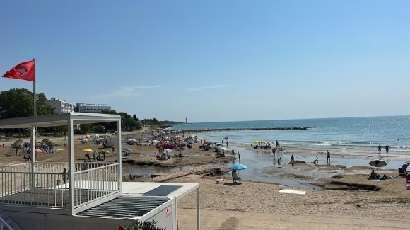 La playa de Las Fuentes de Alcossebre cierra al baño debido a un episodio de contaminación