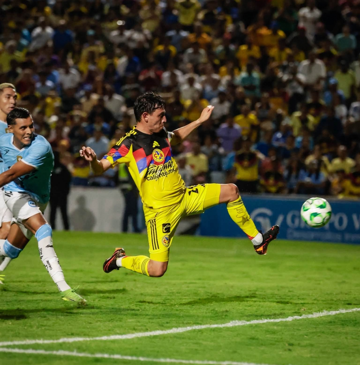 Alexis Gutiérrez con la elástica de Club América