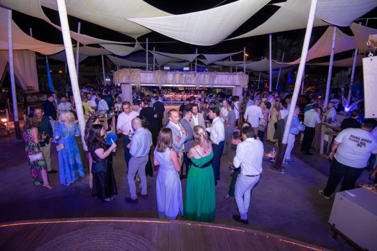 Una fiesta para todos: lleno para celebrar la primera década de 'Alicante Plaza'