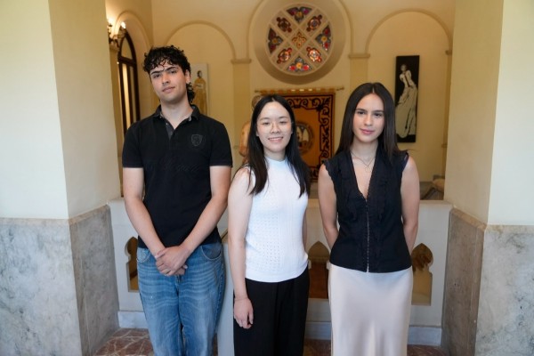 La UMU premia a los tres alumnos con las notas más altas de la PAU 2026: Ruiqi Jinzhang, Martín Vicente Ferrer y Marina Hernández López