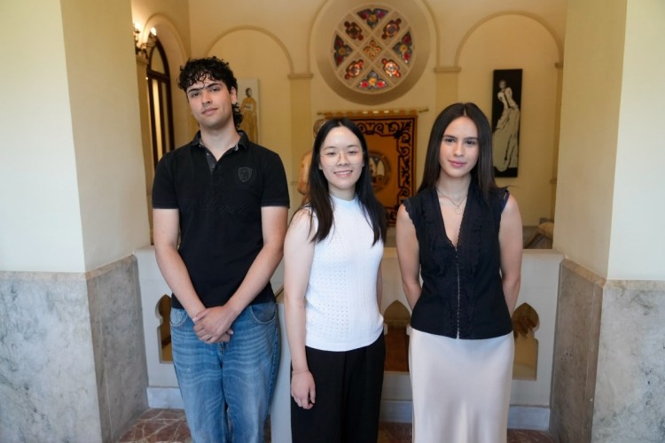 La UMU premia a los tres alumnos con las notas más altas de la PAU 2026: Ruiqi Jinzhang, Martín Vicente Ferrer y Marina Hernández López