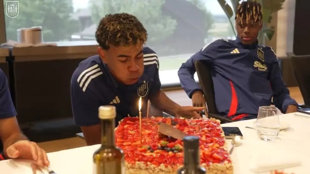 Yamal sopla velas por sus 17 años: 