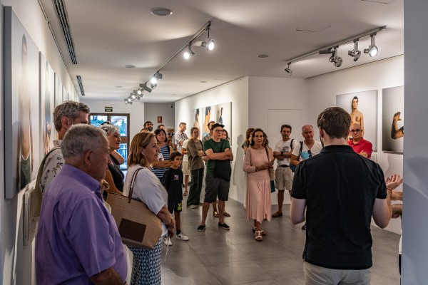 La exposición Fitxats-Tatuats de Germán Gómez aterriza en el Centre Municipal de Benicàssim
