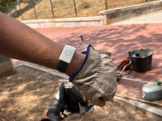 Tecnología 'smart' para las brigadas municipales de Alcoy: dotan al personal de pulseras contra los golpes de calor