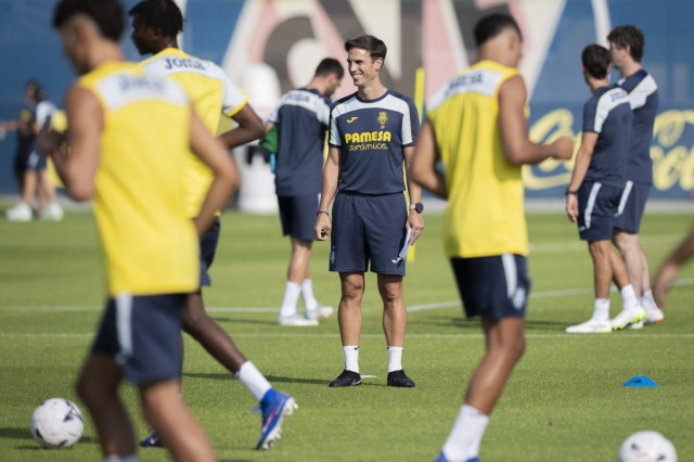 El Villarreal completa su primer entrenamiento sobre el césped bajo los mandos de Iñigo Pérez