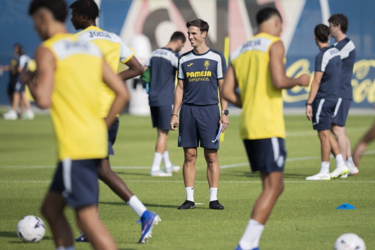 El Villarreal completa su primer entrenamiento sobre el césped bajo los mandos de Iñigo Pérez
