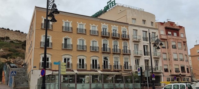 El Hotel Los Habaneros de Cartagena, cerrado temporalmente en plena temporada turística