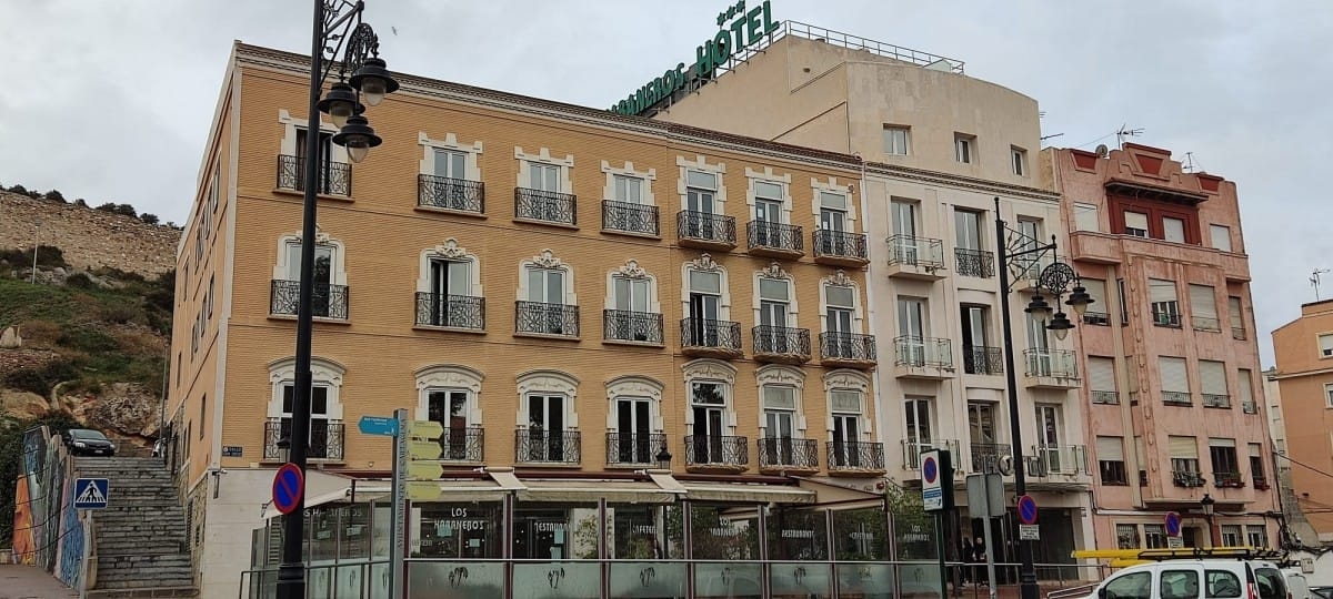 El Hotel Los Habaneros de Cartagena, cerrado temporalmente en plena temporada turística