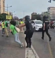 El policía denunciado por empujar a una profesora que se manifestaba en la huelga educativa declarará como investigado