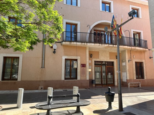 El Campello debatirá en un pleno extraordinario si asumir la gestión directa de la biblioteca
