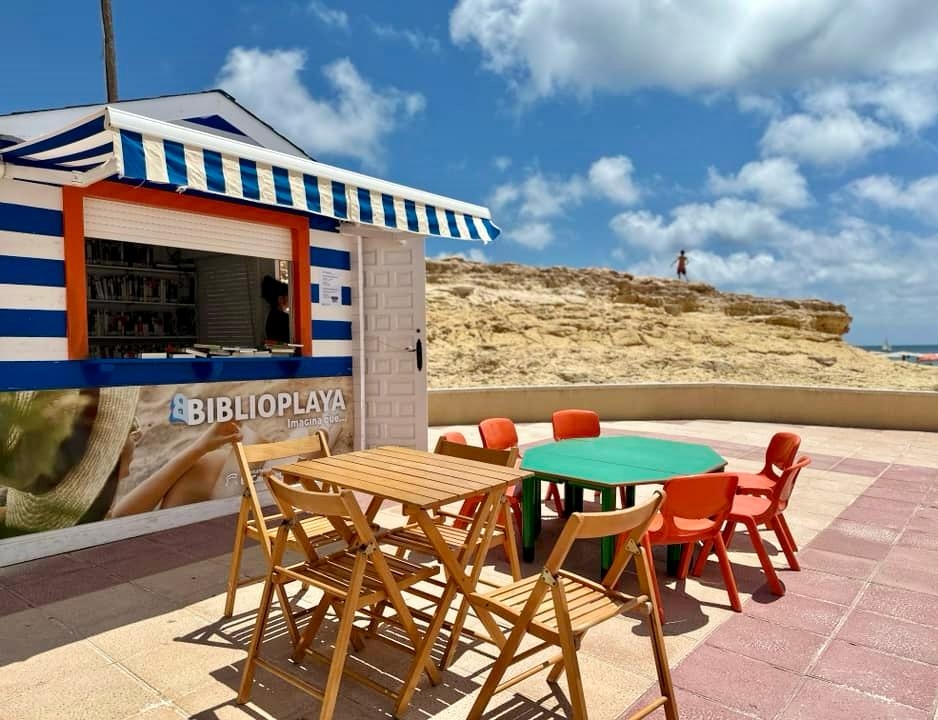 Biblioplaya en Carrer la Mar