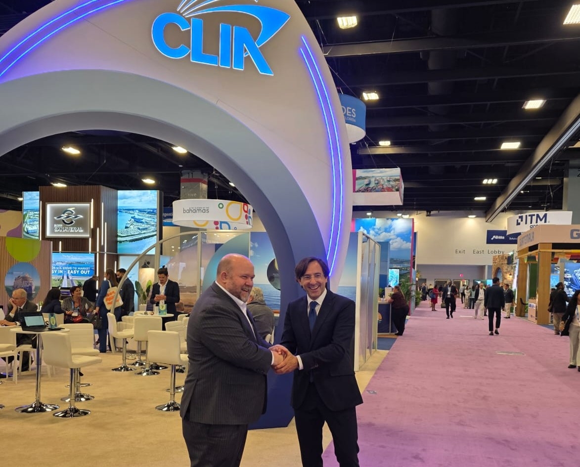 El presidente del Puerto, Luis Rodríguez, con Bud Darr, presidente y CEO de la CLIA, en la feria de Miami. - El presidente del Puerto, Luis Rodríguez, con Bud Darr, presidente y CEO de la CLIA, en la feria de Miami.