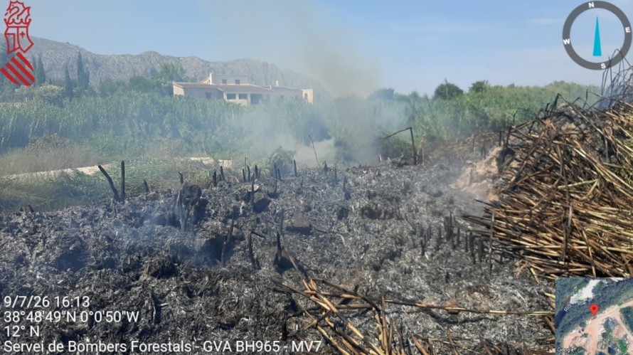 Los bomberos trabajan para extinguir un incendio forestal en Beniarbeig 