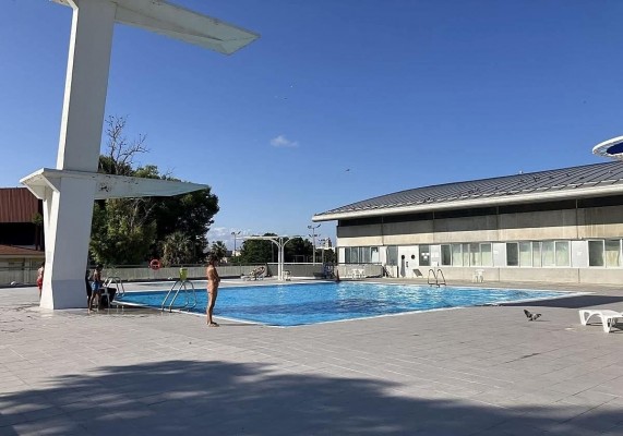 El Ayuntamiento suspende temporalmente la actividad en la piscina de verano de Natzaret