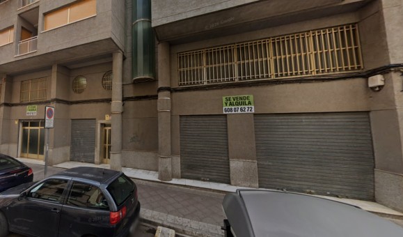 A falta de más promociones de viviendas en Elche, constantes pisos en locales comerciales en barrios