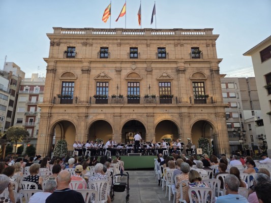 Castelló abre los actos en honor a Sant Cristòfol con el concierto de la Banda Municipal en la plaza Mayor