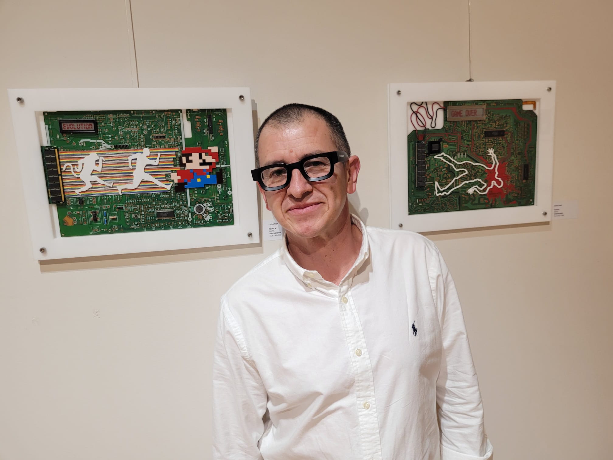 Fabián Díaz o la denuncia de la basura tecnológica con obras de arte clásicas y personajes de Disney