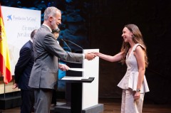 Una estudiante murciana recibe una beca de la Fundación la Caixa para cursar estudios de posgrado en el extranjero