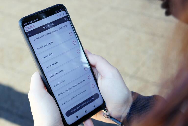 Indra se adjudica la actualización y mantenimiento de las 'apps' de Sanidad