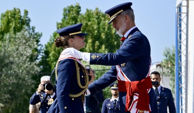 La princesa Leonor termina su formación militar en San Javier y recibe de manos del rey Felipe VI la Gran Cruz del Mérito Aeronáutico 