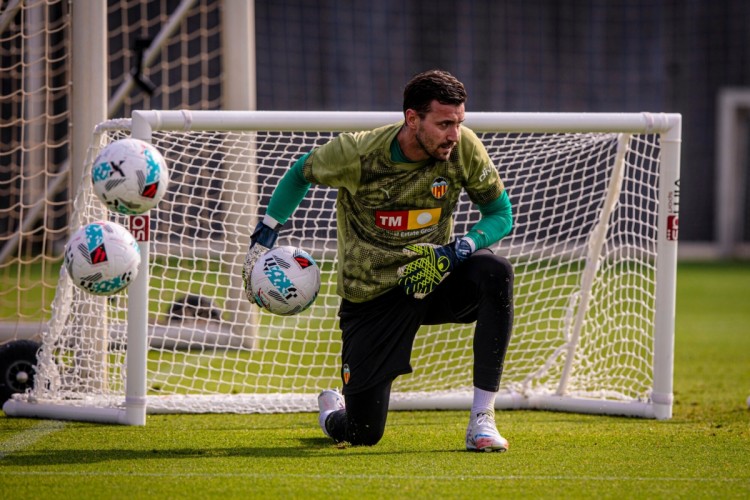 Dimitrievski y Cenk se incorporan a la pretemporada del Valencia