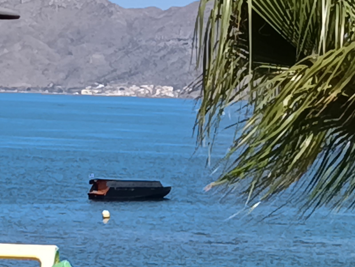 Un barco que se mueve con paneles solares llega desde Finlandia y causa expectación en Mazarrón 