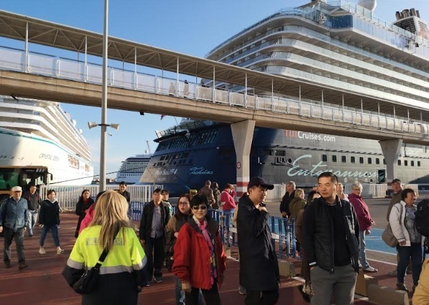 Los operadores de cruceros prevén un verano récord y se prestan a debatir los límites al turismo