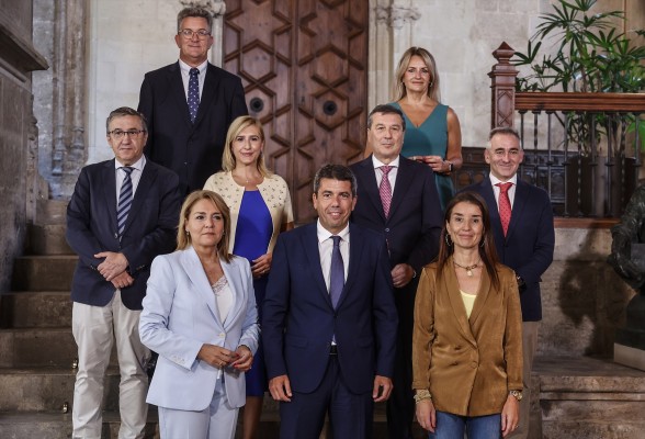 El PP recompone sus gobiernos para gestionar en minoría seis autonomías tras romper Vox