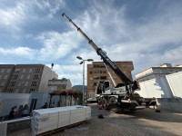 Arriben els mòduls prefabricats al CEIP Sant Miquel de Tavernes de la Valldigna per a l'inici de la reforma del centre