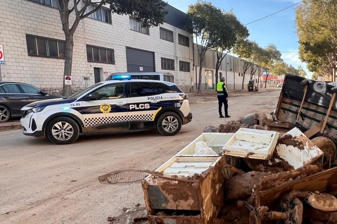 Un agente de la Policía Local de Castelló en la zona afectada por la Dana.