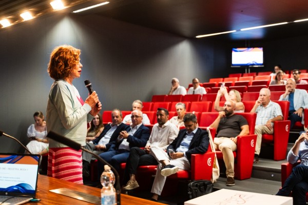 Avecal reúne a empresas, instituciones y referentes en el encuentro 'El calzado que nos une: Industria, Moda y Territorio'