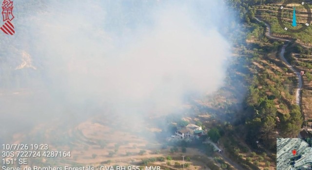 Estabilizado un fuego forestal en una pedanía de Cocentaina: ha movilizado una docena de medios aéreos y terrestres