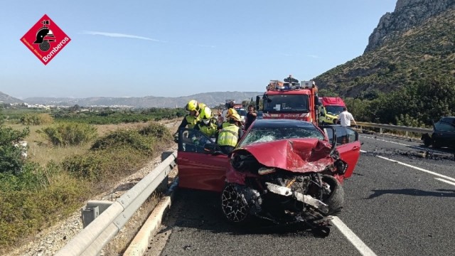 Un fallecido y dos heridos en un choque frontal entre dos coches en Ondara