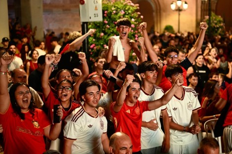 Castelló vibra en la plaza Mayor con la victoria de España ante Bélgica en los cuartos del Mundial