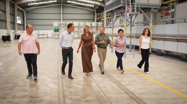 Onda y el Consell subrayan la tradición bicentenaria de Peronda y destacan su innovación en cerámica