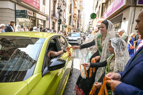 Castelló honra a Sant Cristòfol con la tradicional misa, la bendición de vehículos y reparto de cintas