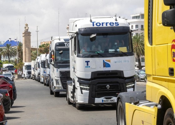 Los transportistas recorren València en honor a San Cristóbal: 