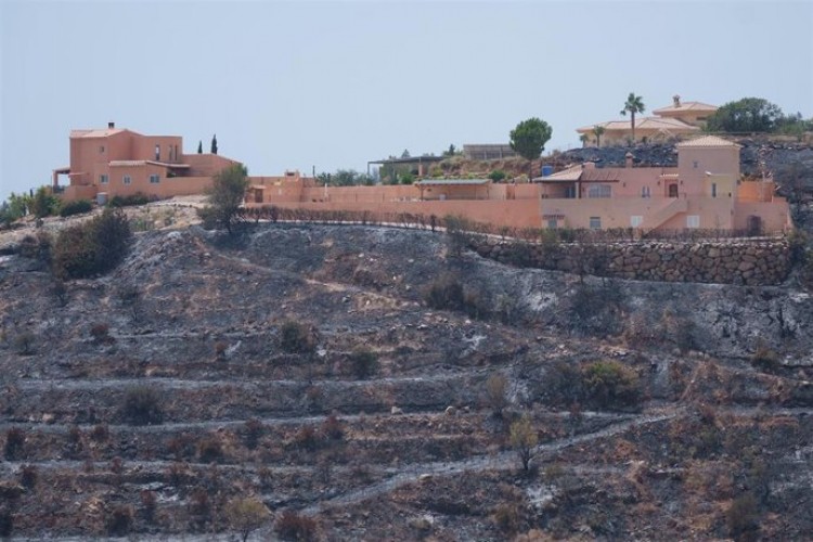 El incendio de Los Gallardos queda estabilizado y se autoriza el regreso de 1.000 desalojados