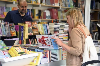 La guerra de las fajas: viaje al trozo de papel más polémico del mundo editorial