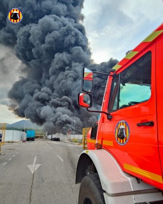 Los bomberos siguen trabajando en el incendio de la planta de reciclaje de Aielo de Malferit