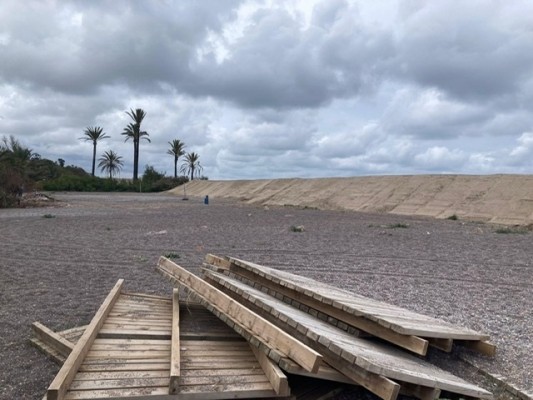 Vecinos de las playas de Almardà, Corinto y Malvarrosa exigen al Miteco reponer servicios afectados por obras