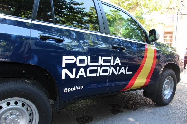 Detenido el dueño de un bar de Elche por pagar a personas vulnerables por robar latas de conservas