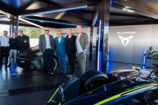 Cupra refuerza su compromiso con la competición: amplía su colaboración con Kiro en la Fórmula E y presenta el León VZ e-Hybrid Racer en Goodwood