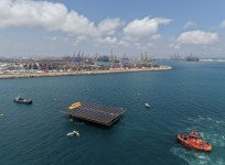 La primera plataforma solar marina de España llega al Puerto de València para iniciar su fase de pruebas