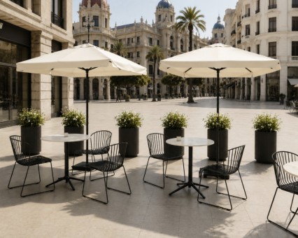 Adiós a las sillas de colores o las sombrillas con logotipos: así serán las terrazas de la plaza del Ayuntamiento